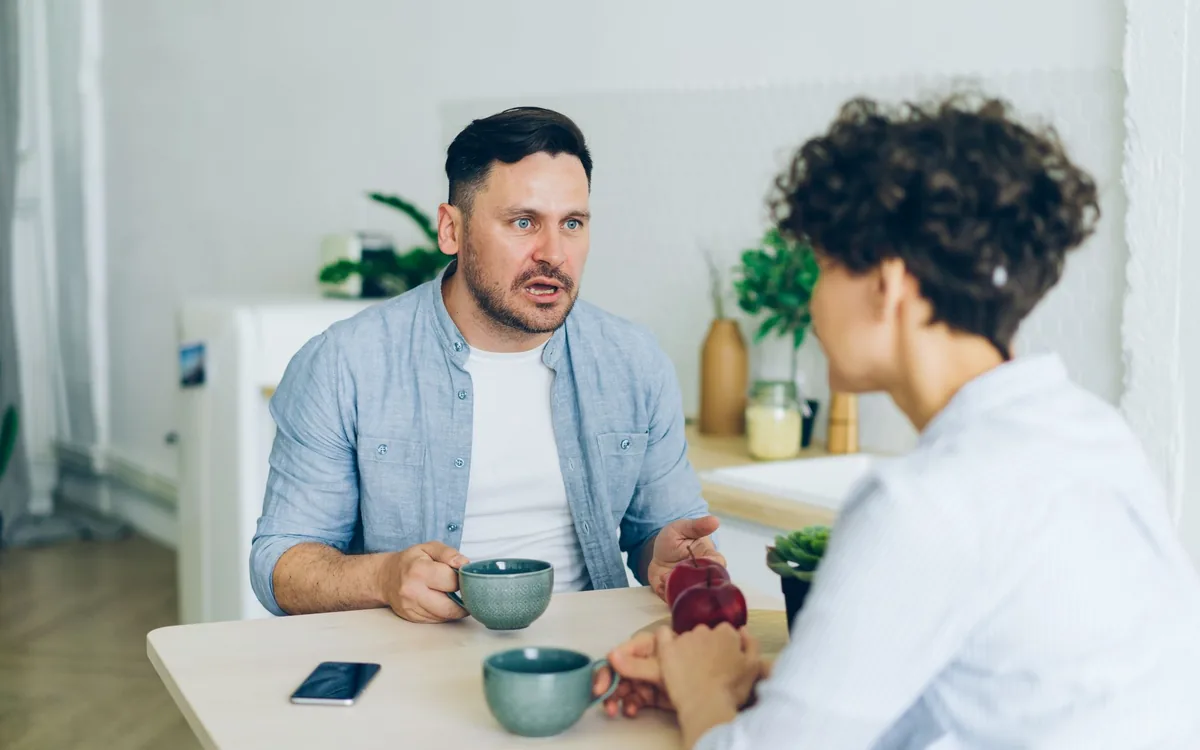 Peyronie Hastalığı Ruh Hâlini ve İlişkiyi Nasıl Etkiler? Kaygı, Depresyon ve Eşle Konuşmak